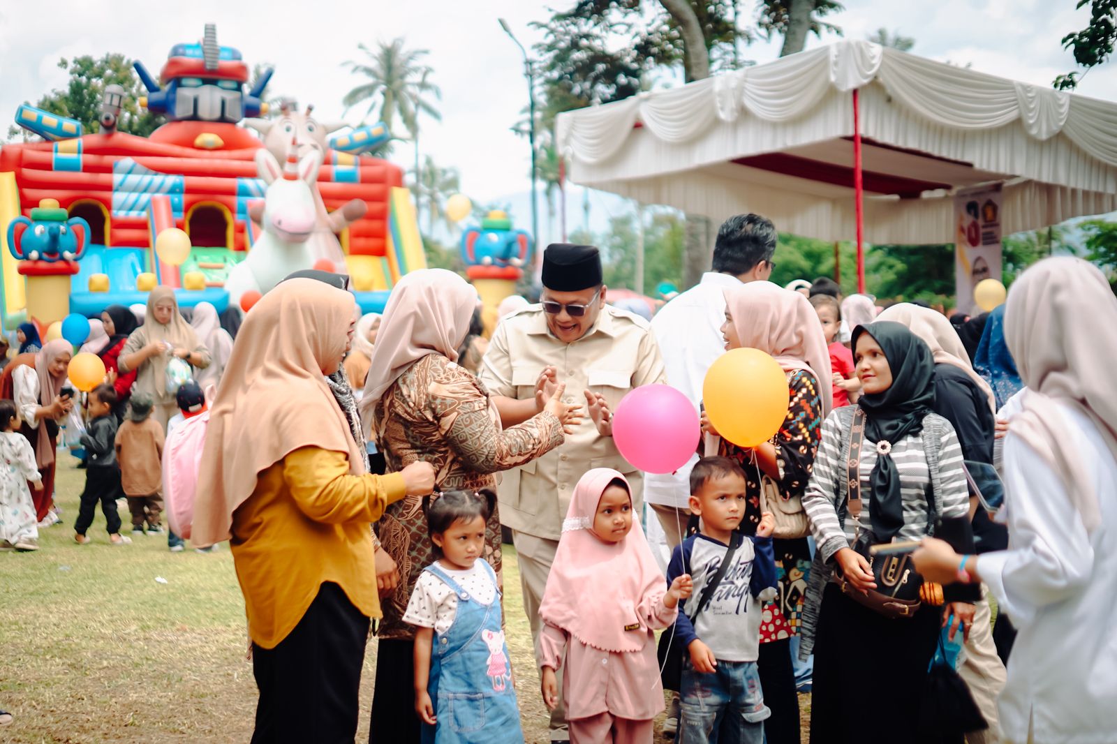 Ketua DPC Gerindra Tanahdatar H. Roni Mulyadi gendong anak anak korban bencana. (chandra antoni)